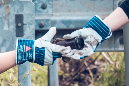 Übergabe einer Flasche bei der Aktion "Sauberes Holthausen"