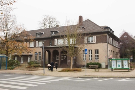 Direkt an der Kreuzung zwischen "Thingstraße" und "Im Welperfeld" angesiedelt - das Gemeindeamt Welper