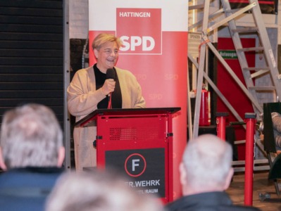 Melanie Witte-Lonsing (SPD-Fraktionsvorsitzende) spricht im Feuer.Wehrk in Hattingen